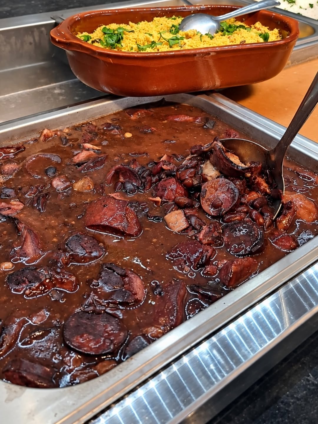 Feijoada servida no buffet