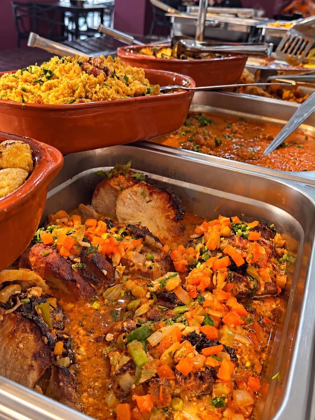 Buffet com diferentes pratos quentes