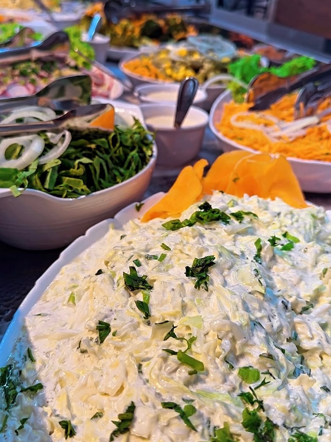 Saladas frescas e acompanhamentos